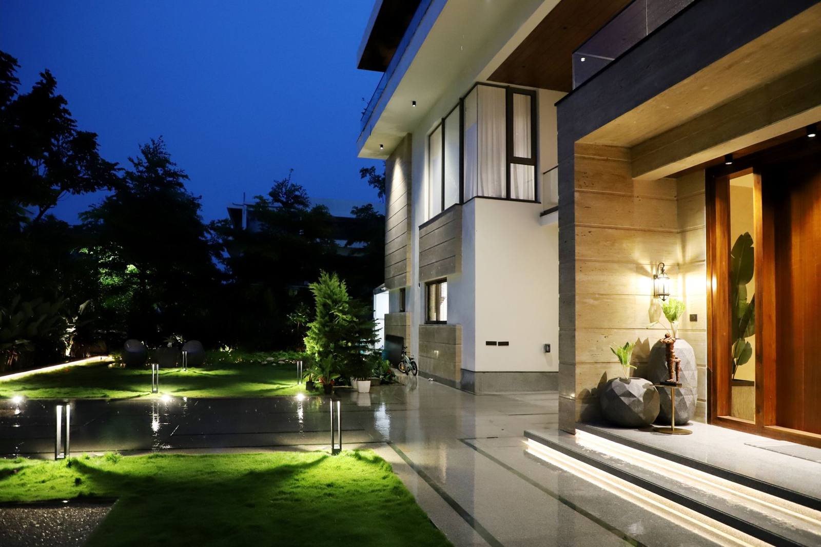 Landscape lighting at dusk in Scottsdale, AZ